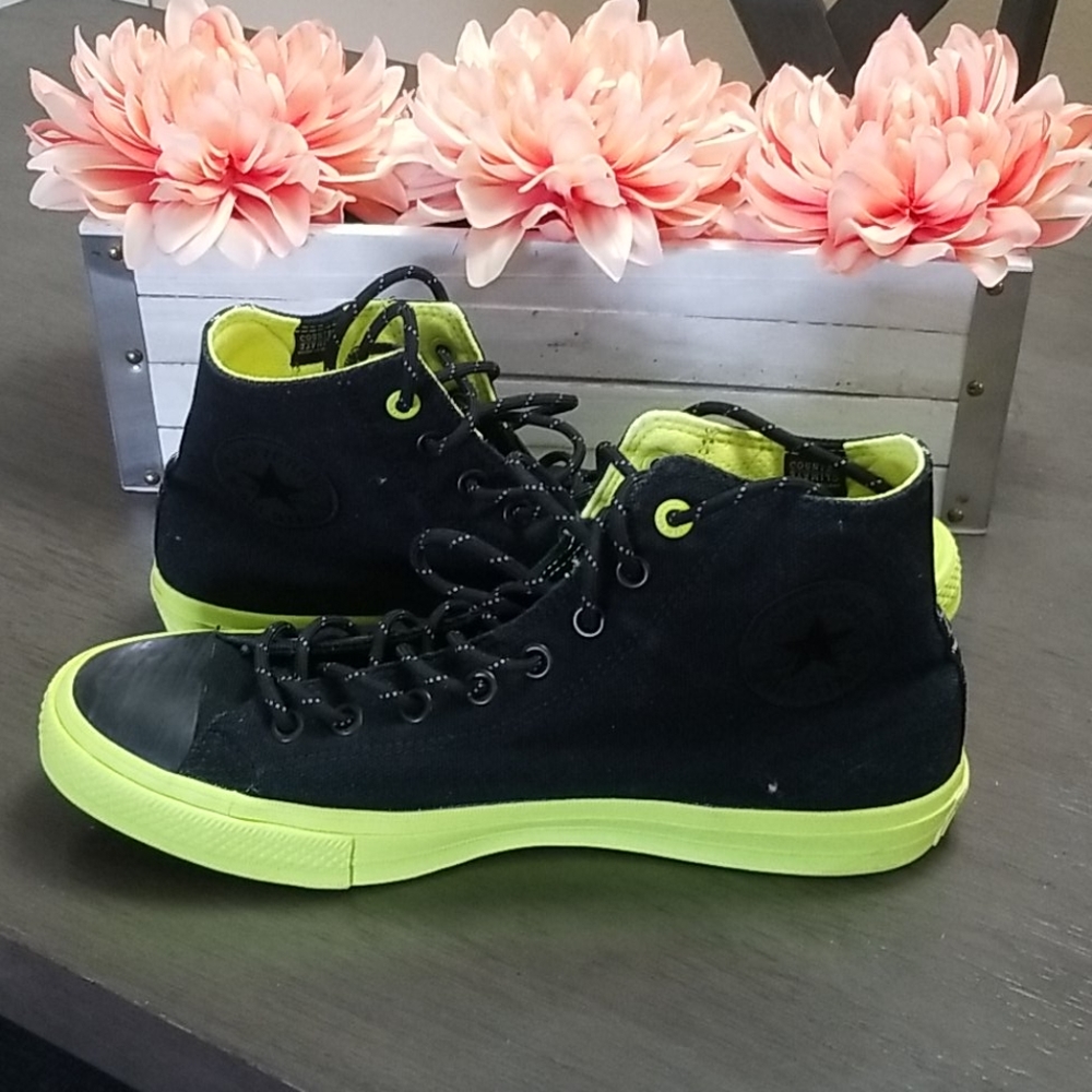 Like New: Converse Chuck Taylor Shoes